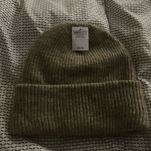 NWT AE FUZZY BEANIE